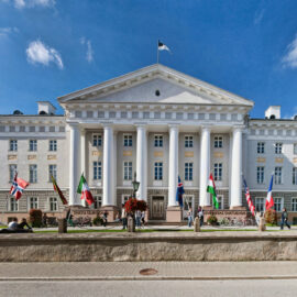 UT110907AT043 
Tartu Ülikooli eetikakeskuse 10. aastapäevale pühendatud 
pidulik aktus ülikooli ailas 7. septembril 2011.
Pildil: Tartu Ülikooli peahoone (Ülikooli 18, Tartu).
Foto Andres Tennus/Tartu Ülikool